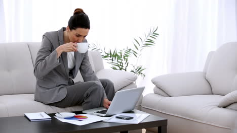 Businesswoman-working-on-a-laptop