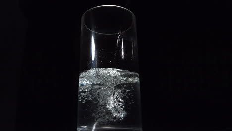 Wasser-Wird-In-Ein-Glas-Gegossen