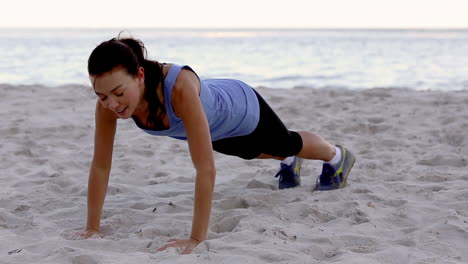 Mujer-Haciendo-Ejercicio-En-La-Playa