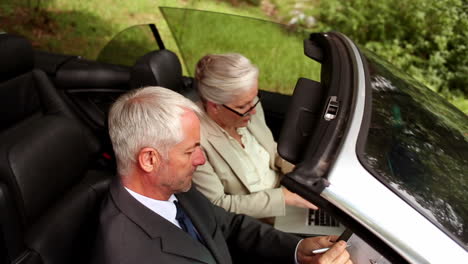 Pareja-En-Un-Auto-Plateado