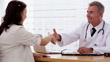 Doctor-Estrechando-La-Mano-De-Su-Paciente-