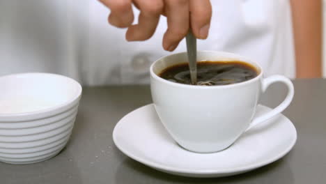 Hand-Rühren-Tasse-Kaffee-Nahaufnahme