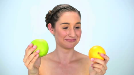 Mujer-Joven-Mostrando-Frutas-A-La-Cámara
