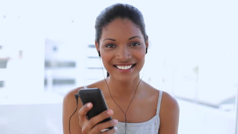 Mujer-Sonriente-Bailando-Y-Escuchando-Música