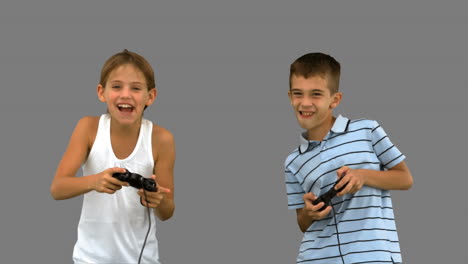 Hermanos-Jugando-Videojuegos-En-Pantalla-Gris