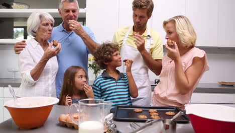 Familia-Comiendo-Galletas-Caseras-Recién-Horneadas