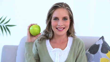 Mujer-Rubia-Sosteniendo-Una-Manzana-Verde