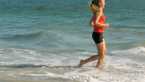 Mujer-Feliz-Corriendo-Hacia-El-Mar