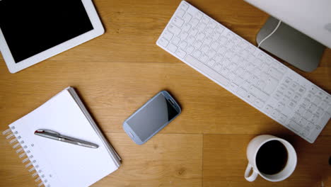 Smartphone-Telefon-Fällt-Auf-Den-Schreibtisch