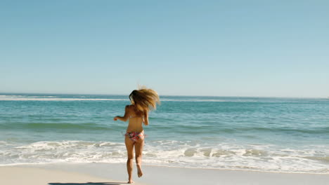 Mujer-Joven-Corriendo-En-La-Playa