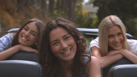 Friends-smiling-and-shaking-their-hair