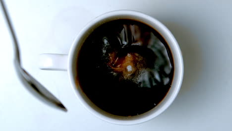 Teelöffel-Zucker-In-Eine-Tasse-Kaffee-Gießen