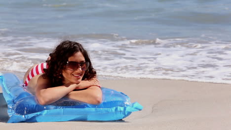 Mädchen-Sonnenbaden-Auf-Einer-Luftmatratze-Am-Strand