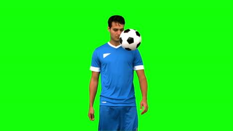 Mann-Jongliert-Mit-Einem-Football-Mit-Seinem-Knie-Auf-Einem-Greenscreen-