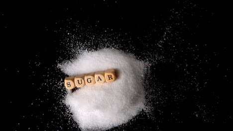 Würfel,-Die-Zucker-Buchstabieren,-Fallen-In-Einen-Haufen-Zucker