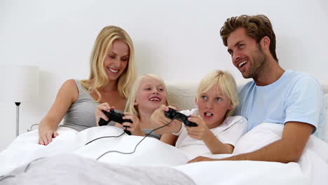 Eltern-Schauen-Ihren-Kindern-Beim-Videospielen-Zu