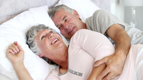 Couple-talking-and-laughing-in-the-bed