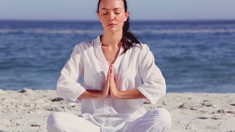 Frau-Meditiert-In-Sukhasana-Pose