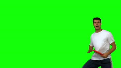 Mann-Springt-Und-Fängt-Einen-Frisbee-Auf-Einem-Greenscreen