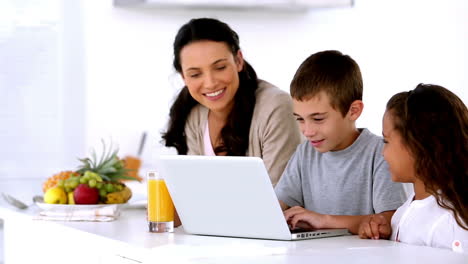 Mutter-Schaut-Mit-Kindern-Auf-Laptop