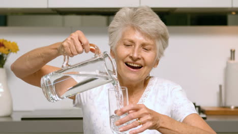 Rentnerin-Gießt-Glas-Wasser-Ein