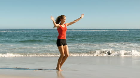 Mujer-Atractiva-Haciendo-Volteretas-En-La-Playa.