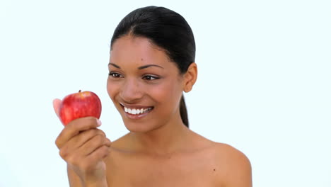 Mujer-Feliz-Mostrando-Manzana-Roja-A-La-Cámara-