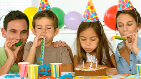 Lächelnde-Familie-Feiert-Den-Geburtstag-Ihrer-Tochter