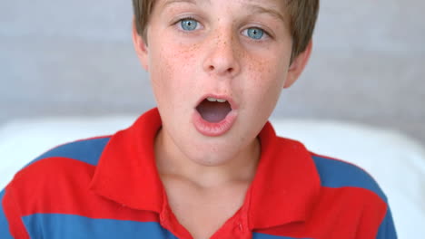 überraschter-Blauäugiger-Junge-öffnet-Seinen-Mund-