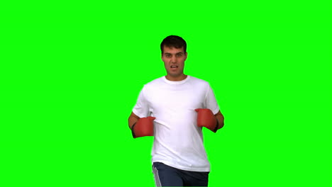 Gut-Aussehender-Boxer,-Der-Einen-Hohen-Kick-Auf-Dem-Greenscreen-Ausführt