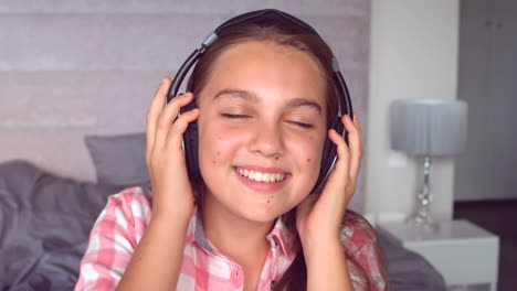 Mädchen-Hört-Musik-Mit-Kopfhörer