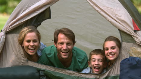 Glückliche-Familie,-Die-Zusammen-Spaß-In-Einem-Zelt-Hat-