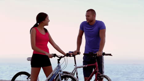 Amigos-Con-Bicicleta-De-Montaña-En-La-Playa
