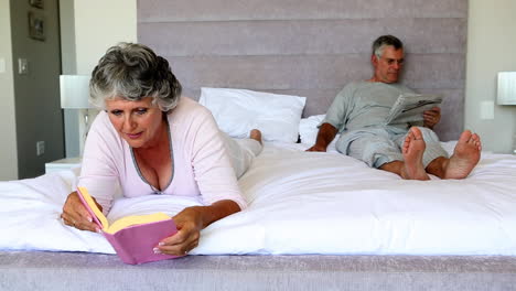 Mature-couple-reading-in-the-bedroom