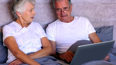 Pareja-De-Ancianos-Haciendo-Algo-En-La-Computadora-Portátil