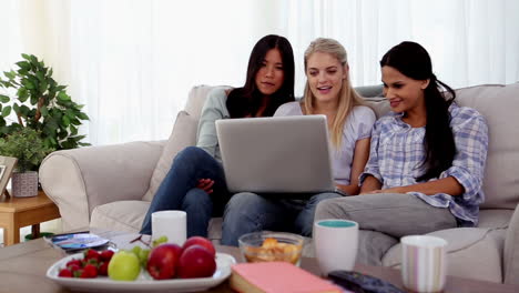 Freunde-Zeigen-Und-Schauen-Auf-Laptop