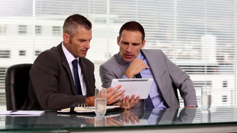 Businessmen-working-together-on-a-tablet-