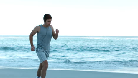 Sportliches-Paar-Läuft-Am-Strand