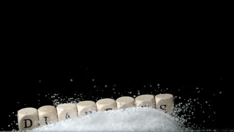 Weißer-Würfel-Mit-Der-Aufschrift-„Diabetes“-Fällt-über-Einen-Haufen-Zucker-Auf-Schwarzem-Hintergrund