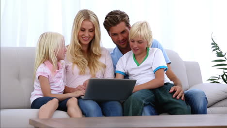 Familie-Mit-Laptop-Zusammen