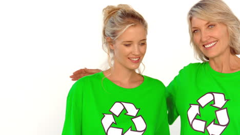 Zwei-Frauen-Tragen-Grüne-T-Shirts-Für-Die-Umwelt