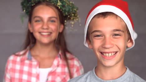 Lächelnde-Geschwister-Mit-Weihnachtsmütze