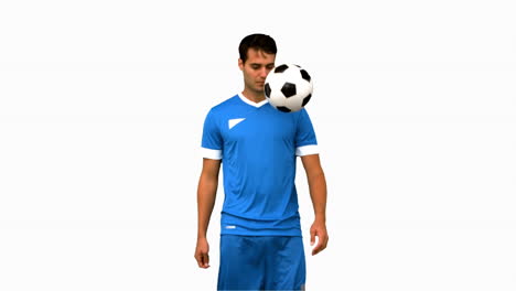 Mann-Jongliert-Mit-Einem-Fußball-Mit-Seinem-Knie-Auf-Weißem-Bildschirm-In-Zeitlupe