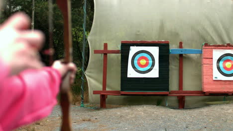 Woman-shooting-bow-and-arrow-to-the-target