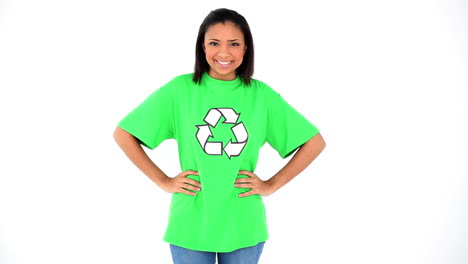 Schöne-Junge-Umweltaktivistin-Posiert-Mit-Grünem-Recycling-T-Shirt