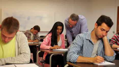 Estudiante-Feliz-Preguntándole-Algo-A-Su-Maestra-En-Clase