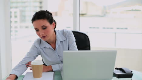 Exhausted-businesswoman-falling-asleep-at-her-desk