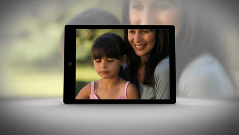 Video-Auf-Tablet-Zeigt-Familie