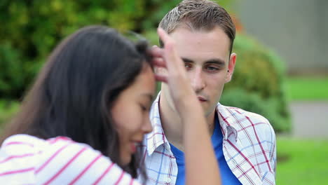 Estudiantes-Conversando-En-El-Pasto