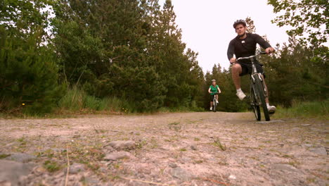 Sportliches-Paar,-Das-Gemeinsam-Auf-Dem-Land-Mountainbike-Fährt